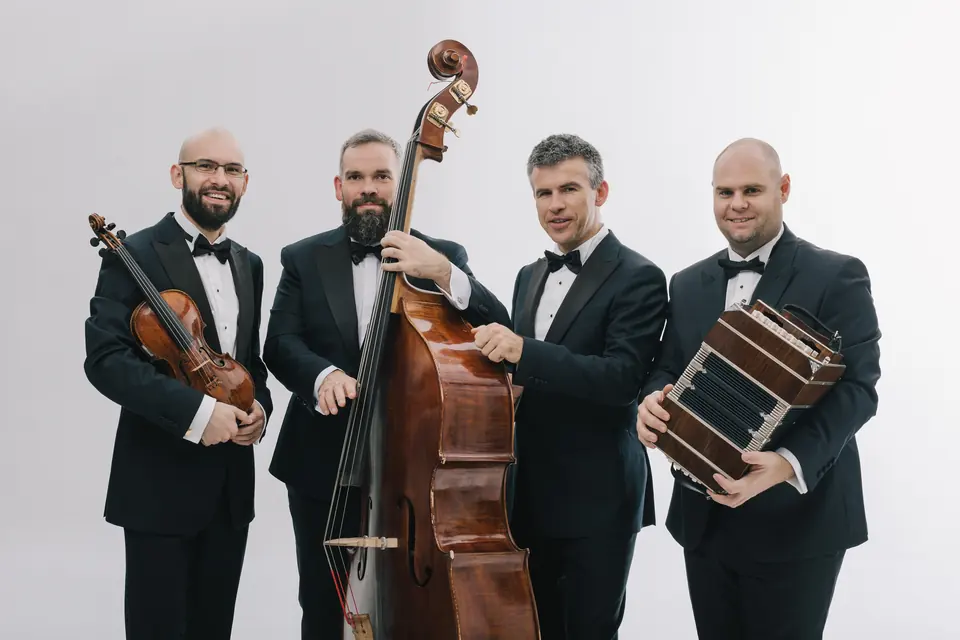 Cuarteto Re!Tango – band photo with violin, double bass and bandoneon